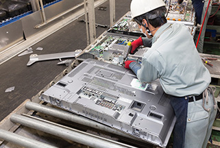 大型の液晶テレビは、専用作業台で効率的に解体されます。