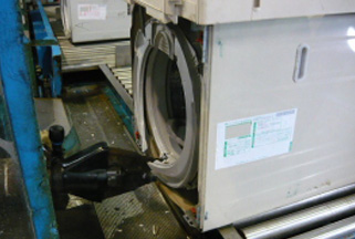 破砕機やリサイクルされる金属の錆防止のため、洗濯槽上部のリング部に入っている塩水を、切断機などを使って抜いておきます。